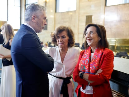 El ministro del Interior, Fernando Grande-Marlaska, charla con la presidenta del Consejo de Estado, Carmen Calvo (en el centro), y la titular de Defensa, Margarita Robles, en septiembre pasado.