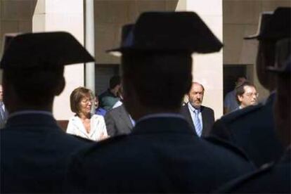 El ministro Alfredo Pérez Rubalcaba y la consejera catalana Montserrat Tura, ante el nuevo contingente de guardias civiles enviado a Cataluña.