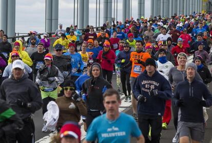 Los corredores cruzan el puente de Verrazano.