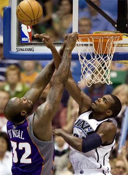 Millsap impide al mate de Shaquille O'Neal.