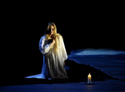 Marina Poplavskaya, como Desdémona en <i>Otello</i>, que se ha estrenado en el Festival de Salzburgo con dirección musical de Riccardo Muti.