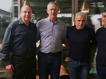 De derecha a izquierda, Moshe Yaalon, Benny Gantz, Yair Lapid y Gabi Ashkenazi.
