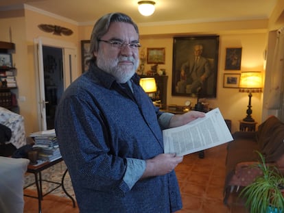 Raimundo de los Reyes, presidente de la Federación de Asociaciones de Directivos de Centros Educativos Públicos, en su casa.