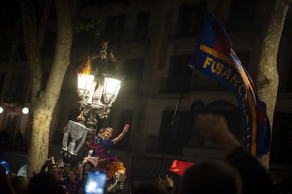 Aficionados del Barça celebran la victoria del equipo en la fuente de Canaletas de Barcelona.