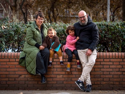 Leticia Hueda y Carlos Arévalo con sus hijos Manuela y Buenaventura, a mediados de marzo en un parque del barrio madrileño de Palos de Moguer.