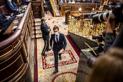 Pablo Casado abandona el 23 de febrero el hemiciclo del Congreso tras su última sesión de control al Gobierno. No estuvo más de nueve minutos. Leyó un discurso de despedida que pretendía ser también una declaración de principios, escuchó la respuesta del presidente del Gobierno y, nada más acabar, se levantó y enfiló rápidamente la salida con aire digno y apesadumbrado. Solo tres fieles lo acompañaron. Para el resto, todos los que se quedaron pegados a sus escaños, la vida sigue, a la espera de un nuevo jefe.