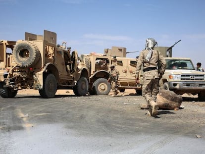 Soldados leales al Gobierno de Hadi toman posicoines en Sirwah, el 18 de diciembre. 