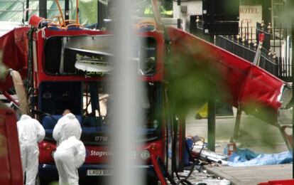 Forenses realizan labores de investigaci&oacute;n en el autob&uacute;s destrozado por una bomba en Londres, en julio de 2005. 
