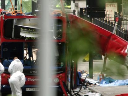 Forenses realizan labores de investigaci&oacute;n en el autob&uacute;s destrozado por una bomba en Londres, en julio de 2005. 