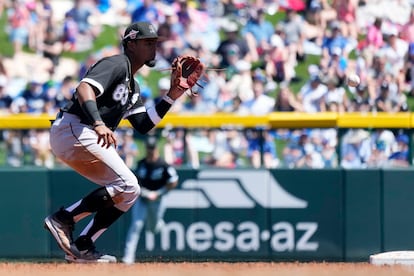 Moises Castillo, segunda base de los White Sox, segundo antes de atrapar un batazo de los Cubs.