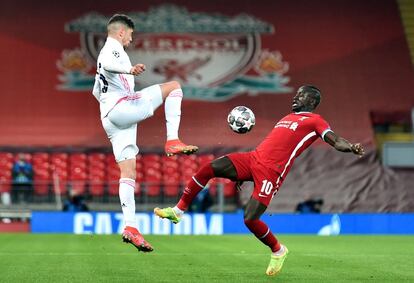 Federico Valverde y Sadio Mané en una acción del partido.