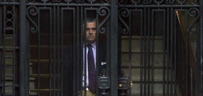An archive image of Luis Bárcenas at the entrance to his Madrid residence.
