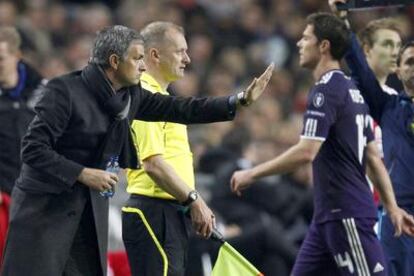 José Mourinho gesticula ante Xabi Alonso tras la expulsión del mediocentro en el partido de Liga de Campeones contra el Ajax.