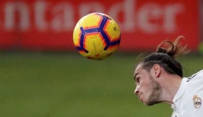 Gareth Bale cabecea un balón durante el último Eibar-Madrid (3-0).