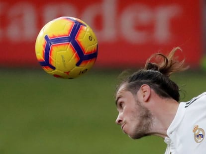 Gareth Bale cabecea un balón durante el último Eibar-Madrid (3-0).