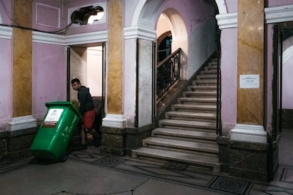 No início do ano, a Câmara Municipal fechou o acesso ao aterro sanitário e muitas famílias ficaram sem renda. Muitos de seus membros encontraram trabalho em usinas de reciclagem ou como varredores em depósitos de lixo.