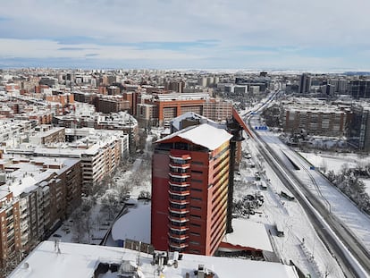 Vista de la A2 desde el edificio de las Torres Blancas en Madrid, el pasado 10 de enero, tras el paso del temporal Filomena.