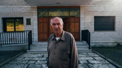 El alcalde de Beade, Senén Pousa, en la puerta de la alcaldia donde es regidor desde el año 1974, y que se presenta a la reelección como independiente después de que el PP de Galicia lo quitara de la lista.