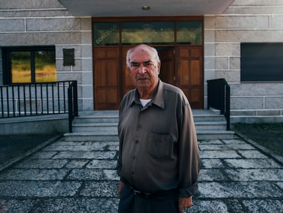 El alcalde de Beade, Senén Pousa, en la puerta de la alcaldia donde es regidor desde el año 1974, y que se presenta a la reelección como independiente después de que el PP de Galicia lo quitara de la lista.