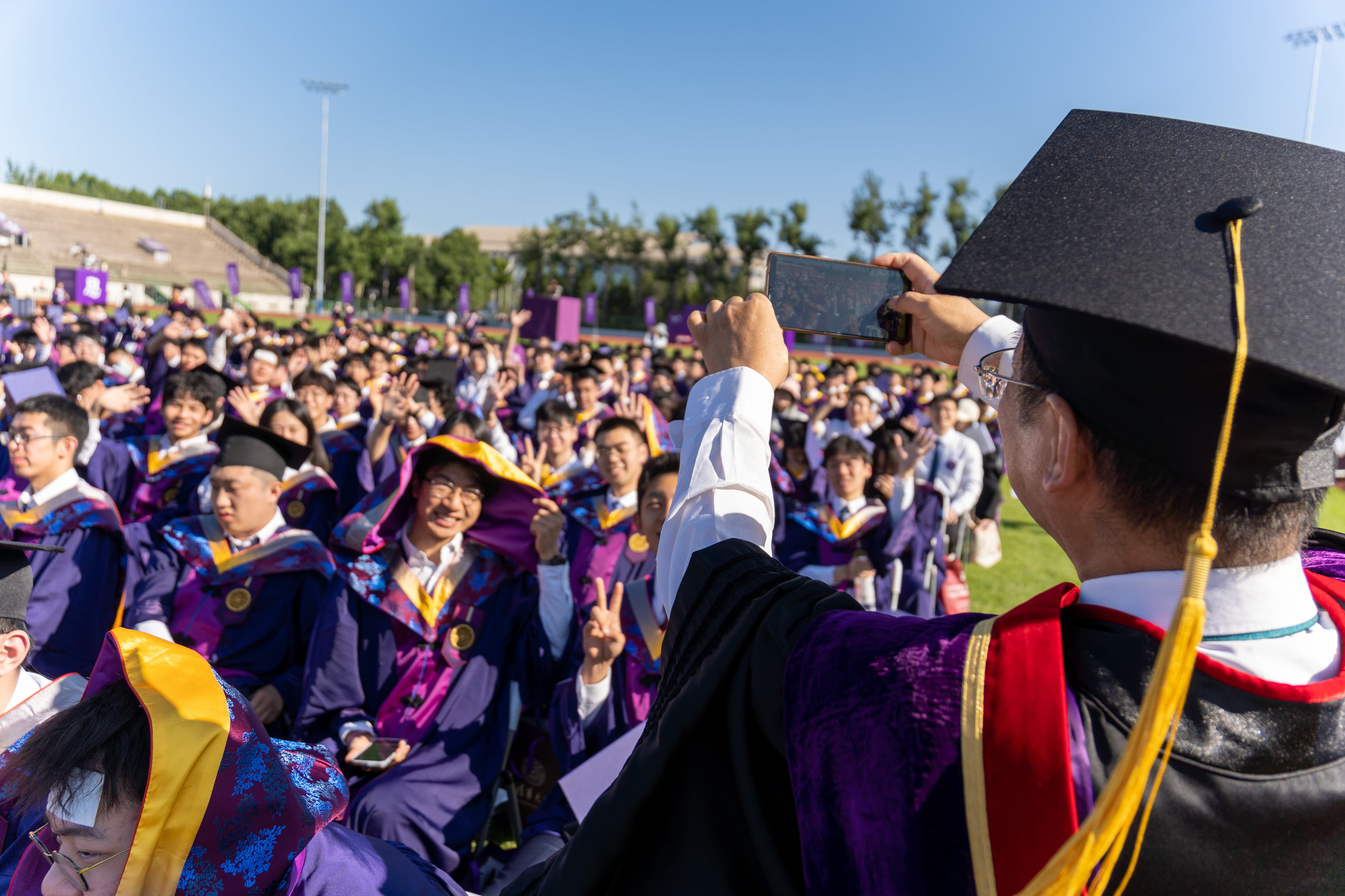Estudiantes universitarios posan para las fotos en la ceremonia de graduación de la Universidad de Tsinghua de 2025, celebrada el 21 de junio de 2025 en Pekín.