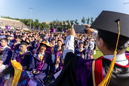 Estudiantes universitarios posan para las fotos en la ceremonia de graduación de la Universidad de Tsinghua de 2025, celebrada el 21 de junio de 2025 en Pekín.