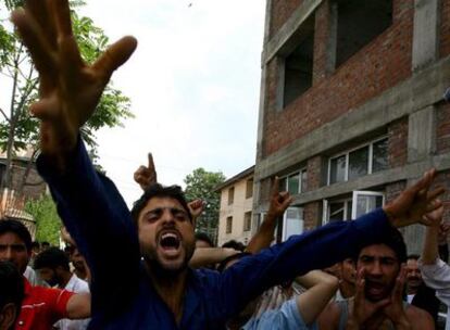 Varios musulmanes participan en una protesta durante un toque de queda en Srinagar, ciudad de la parte de Cachemira bajo administración india.