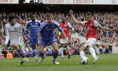 Petr Cech y Gary Cahill tratan de impedir el gol de Robin Van Persie en un partido entre el Arsenal y el Chelsea.