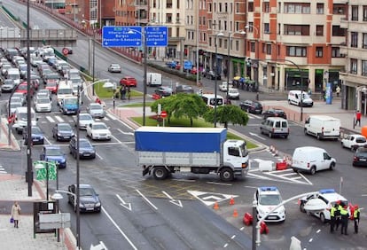 Esta imagen pasará a la historia con el cierre de Sabino Arana como acceso.