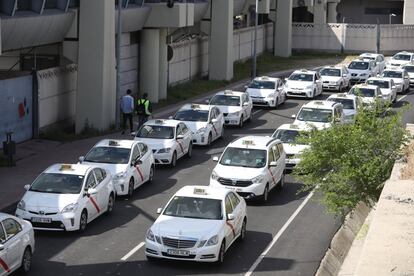 Colas de taxis en el aeropuerto de Madrid-Barajas.