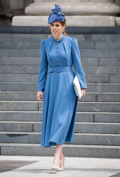 Su hermana y también nieta de la reina Isabel II, Beatriz de York, llevó otro de los estilismos más destacados de la ceremonia: un vestido de color azul con botonadura de perlas firmado por Beulah London, a juego con el tocado.