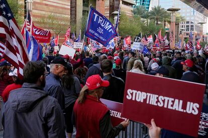 Seguidores de Trump protestan en Phoenix (Arizona).