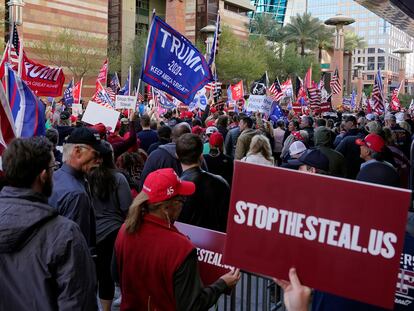 Seguidores de Trump protestan en Phoenix (Arizona).