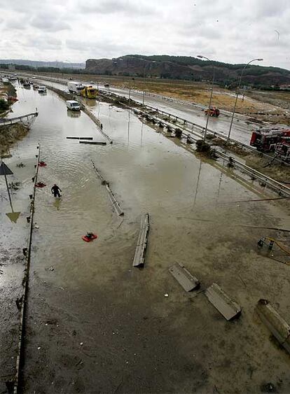 La tromba de agua ha provocado a primera hora de la mañana importantes atascos en la A-3, M-40, la A-2 y la A-1. A 10.00 las carreteras madrileñas sumaban 130 kilómetros de retención. Imagen de las inundaciones en la carretera de Valencia a la altura del kilómetro 23.