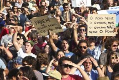 Manifestantes con pancartas participan en una marcha de los indignados ante el Parlamento portugués en Lisboa, Portugal. EFE/Archivo