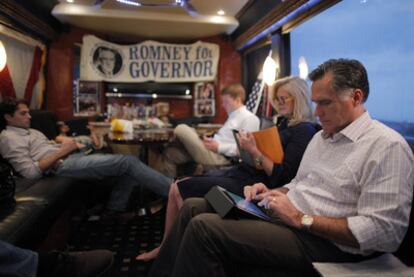 El aspirante republicano Mitt Romney trabaja en su iPad junto a su esposa y uno de sus hijos (enfrente) en el autobús de campaña con destino a Hialeah, el domingo.