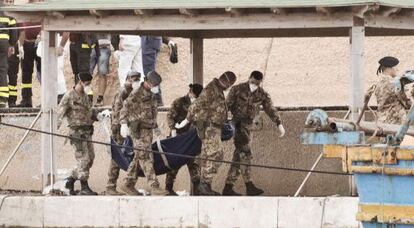 Rescate tras el naufragio de una embarcación junto a Lampedusa (Italia).