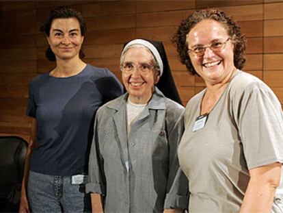 Ágata Jané, Maria-Lourdes Solé y Montserrat Salvat (de izquierda a derecha), en el congreso de teólogos celebrado recientemente en Madrid.