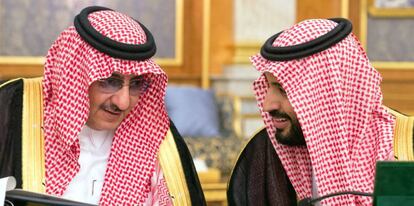 Foto de archivo de 2016 con el entonces ministro de Interior saudí, el príncipe Mohammed bin Nayef (izquierda), y el ministro de Defensea, Mohammed bin Salman