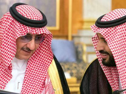 Foto de archivo de 2016 con el entonces ministro de Interior saudí, el príncipe Mohammed bin Nayef (izquierda), y el ministro de Defensea, Mohammed bin Salman