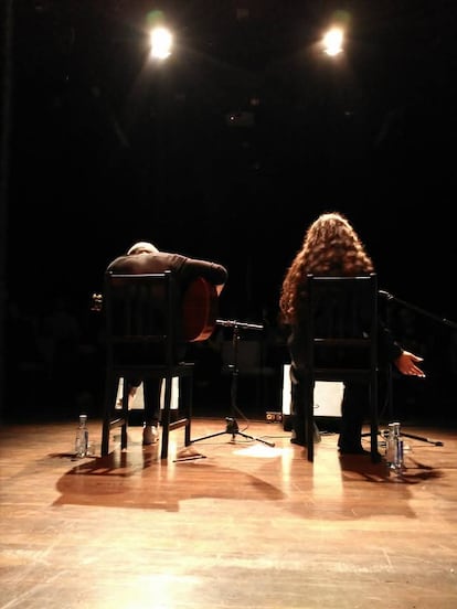 Rosalía y Raül Refree durante el pequeño concierto en el Teatro del Arte en 2016.