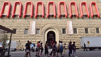 Lanchas salvavidas son expuestas en las ventanas de la fachada del Palazzo Strozzi para la exposición 'Ai Weiwei. Libero'.