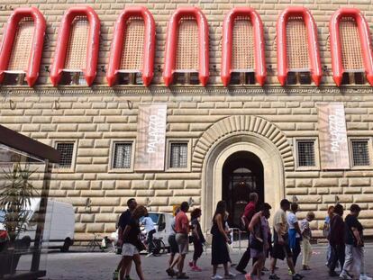 Lanchas salvavidas son expuestas en las ventanas de la fachada del Palazzo Strozzi para la exposición 'Ai Weiwei. Libero'.