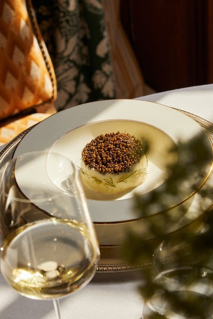 Hotel Santo Mauro. En este elegante palacete madrileño al año se le despide con una suculenta cena. Los aperitivos se componen de profiteroles, crema ácida y caviar; canapé de anguila con mantequilla de trufa; croquetas de Faisán a la royal; cresta de bogavante al vapor con vinagreta de su coral; carpaccio de cigalas al natural y gelée de ave, coliflor y caviar. Como entrantes se ofrecen ensalada de bogavante y guisantes del Maresme con espardeñas. Y los platos principales que se servirán son lubina del Norte con caviar, verduras de invierno y consomé de mariscos y rossini trufado de pichón con micuit ahumado. El punto dulce lo pondrán el sorbete de Mandarina, con ensalada de cítricos y el suizo de chocolate y trufa. El precio del menú es de 750 euros por persona.