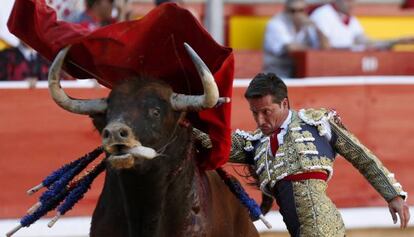 El torero, Diego Urdiales, en su primer toro de la ganaderia Del Tajo- La Reina, en la Feria del Toro de Pamplona, de las fiestas de San Ferm&iacute;n.