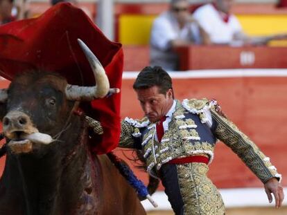 El torero, Diego Urdiales, en su primer toro de la ganaderia Del Tajo- La Reina, en la Feria del Toro de Pamplona, de las fiestas de San Ferm&iacute;n.