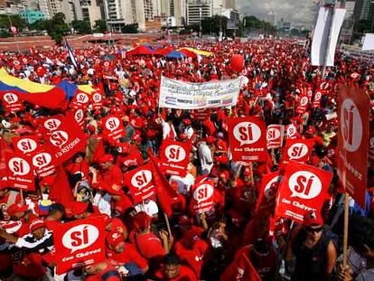 Partidarios de Chávez, en la manifestación convocada ayer en Caracas en apoyo de la reforma constitucional.