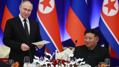 En una foto difundida por la presidencia rusa, el presidente ruso Vladímir Putin (izquierda) discursa durante la cena de gala ofrecida por el presidente norcoreano, Kim Jong-un (derecha) en Pyongyang.