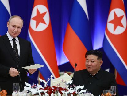 En una foto difundida por la presidencia rusa, el presidente ruso Vladímir Putin (izquierda) discursa durante la cena de gala ofrecida por el presidente norcoreano, Kim Jong-un (derecha) en Pyongyang.