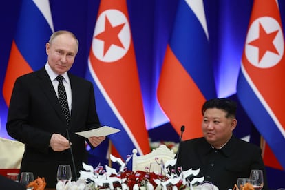 En una foto difundida por la presidencia rusa, el presidente ruso Vladímir Putin (izquierda) discursa durante la cena de gala ofrecida por el presidente norcoreano, Kim Jong-un (derecha) en Pyongyang.