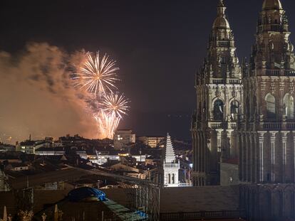 Fuegos del Apostol lanzados por la celebración del Día de Galicia en Santiago de Compostela, este sábado.